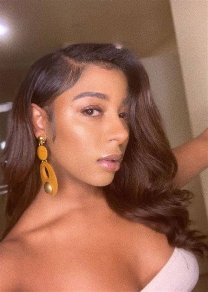 Victoria Mon&eacute;t in another Instagram Selfie in April 2019