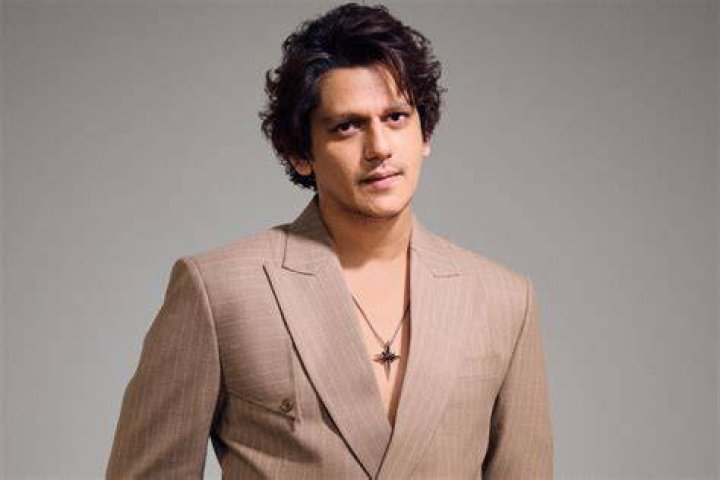 Vijay Varma smiling for a picture with Jasmeet K Reen (Center) and Alia Bhatt in March 2021