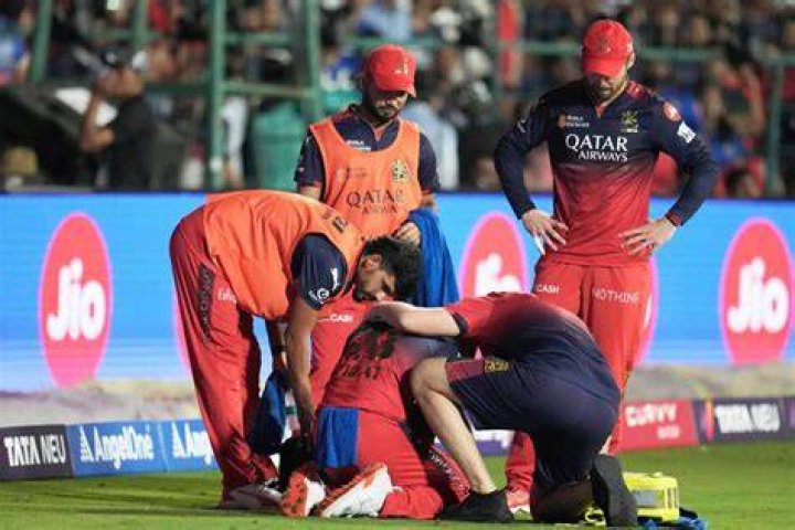 Virat Kohli fielding in IPL for RCB in a match against Kings XI Punjab.