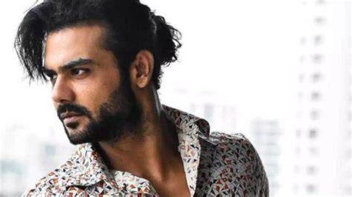 Vishal Aditya Singh as seen while taking a shirtless mirror selfie showing his stunning physique in December 2020