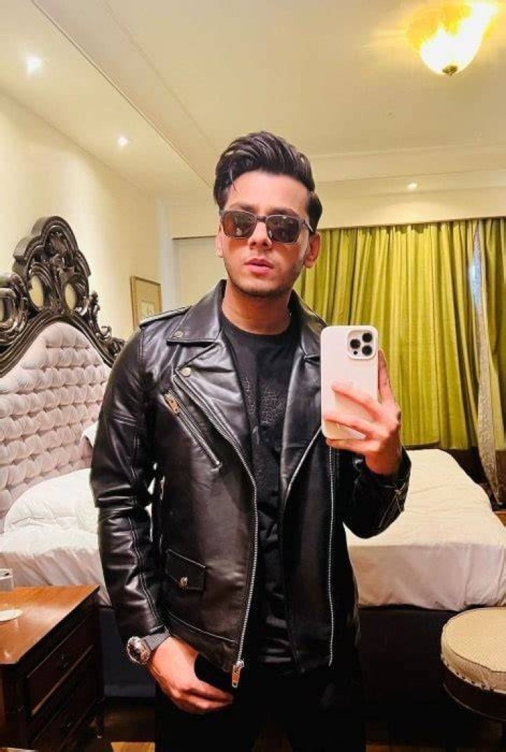 Vishal Jethwa as seen while clicking a mirror selfie in December 2022