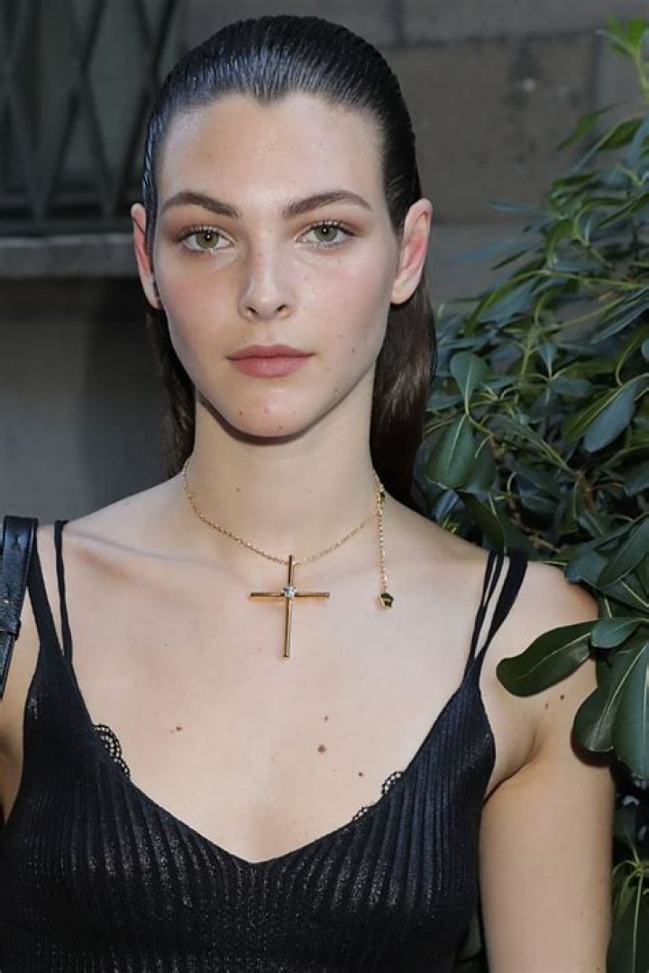 Vittoria Ceretti in June 2018 mirror selfie showing her long slender legs