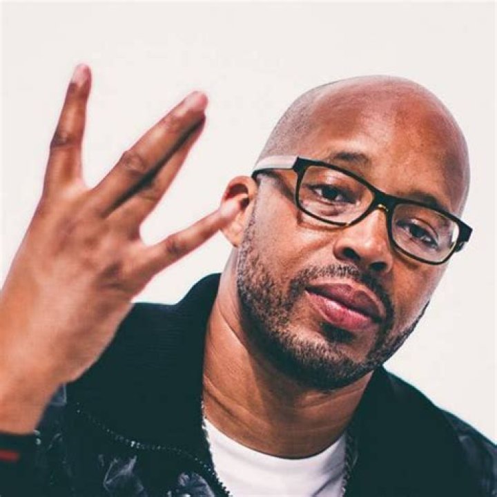 Warren G posing for the camera