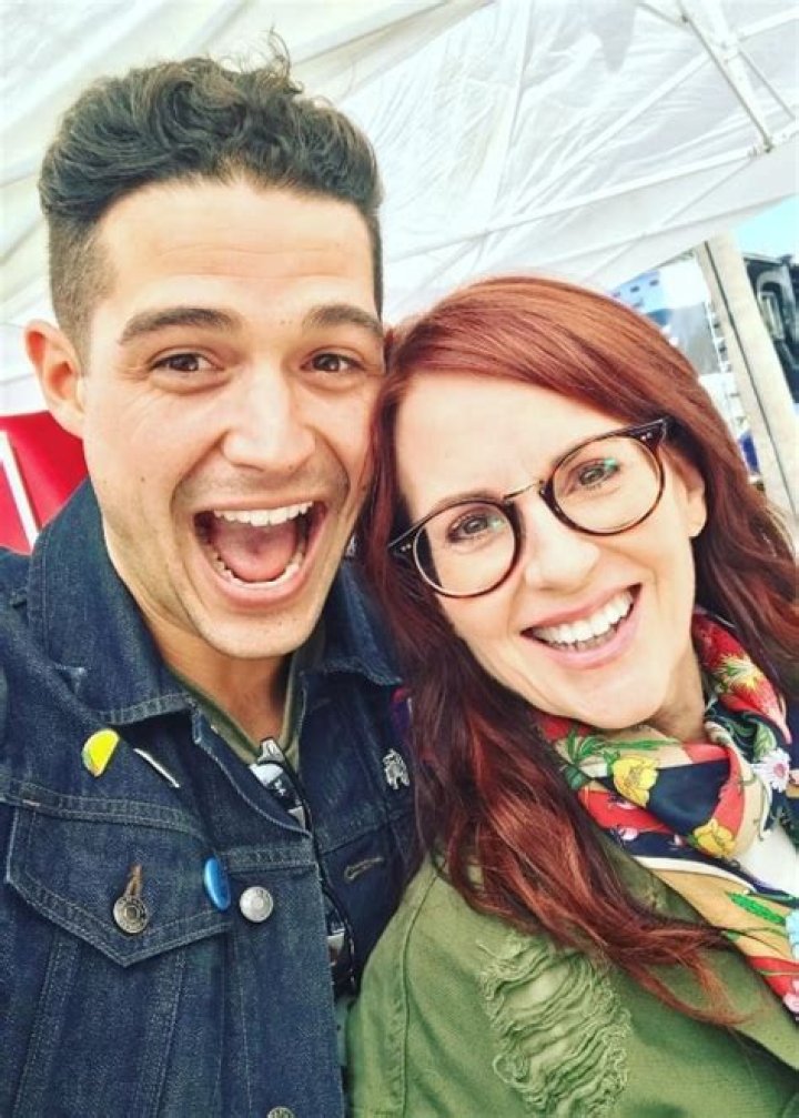 Wells Adams in a selfie with Carl The Bloodhound in November 2017