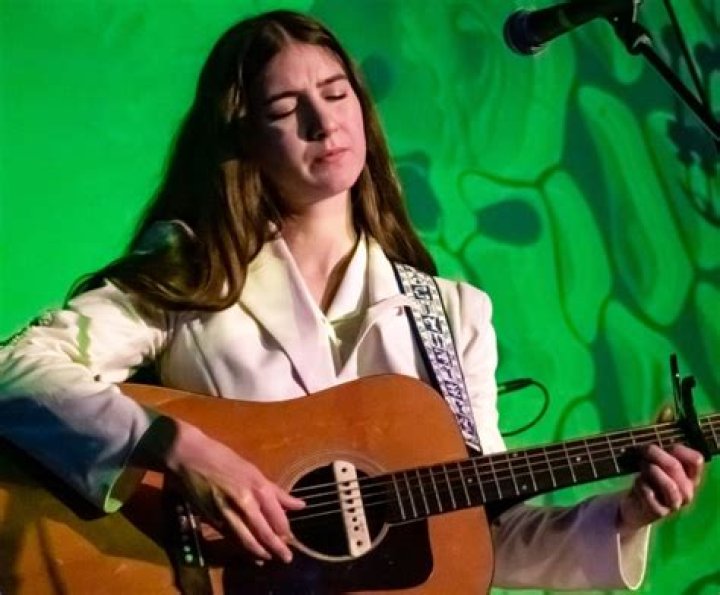 Weyes Blood as seen while performing in 2019