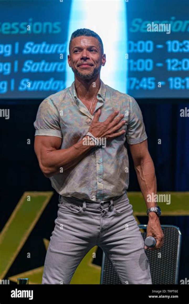 Wilson Cruz speaking at the 2018 San Diego Comic-Con International