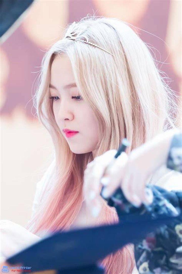 Yeri at a fansign at IFC Mall in March 2016