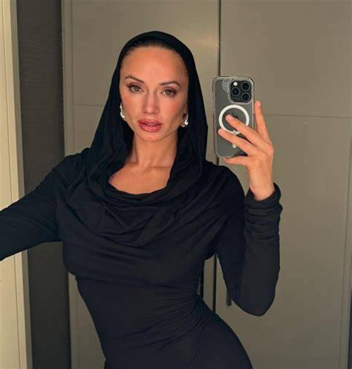 YesJulz in a picture that was taken in December 2022