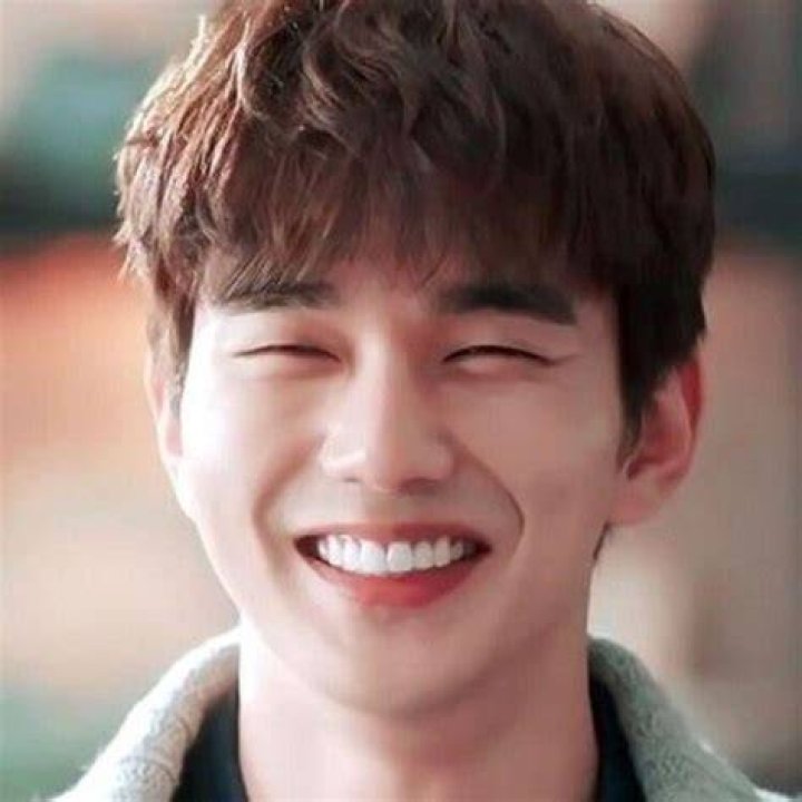 Yoo Seung-ho pictured at the Adidas Marathon on November 24, 2012