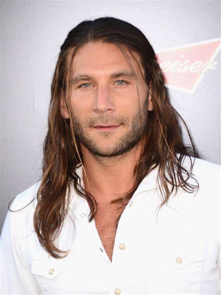 Zach McGowan speaking at the 2018 WonderCon