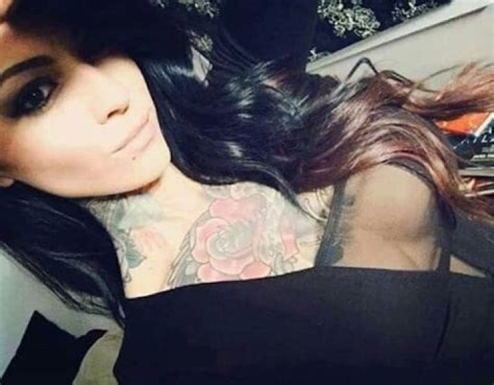Zahra Schreiber showing her taut stomach in a selfie