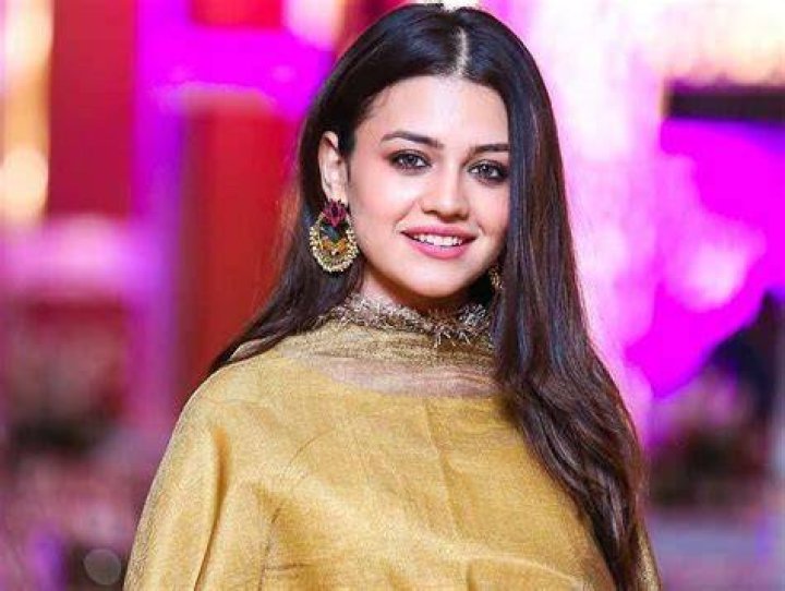 Zara Noor Abbas as seen while smiling in a no-makeup selfie in May 2022