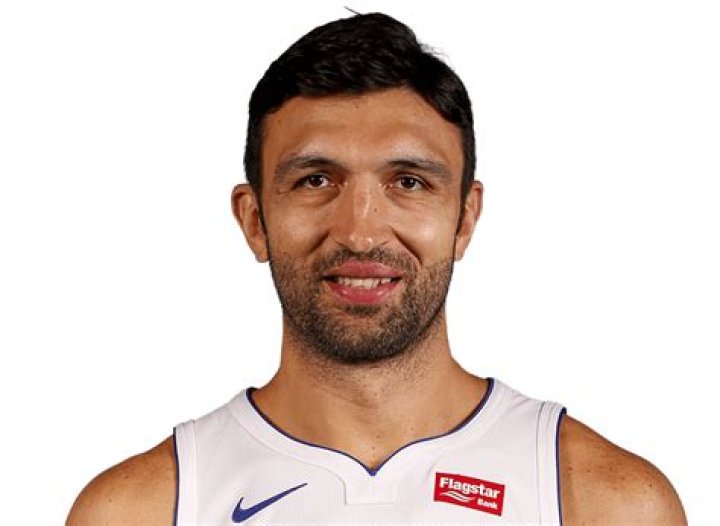 Zaza Pachulia prior to a match between New York Knicks and Dallas Mavericks on December 7, 2015